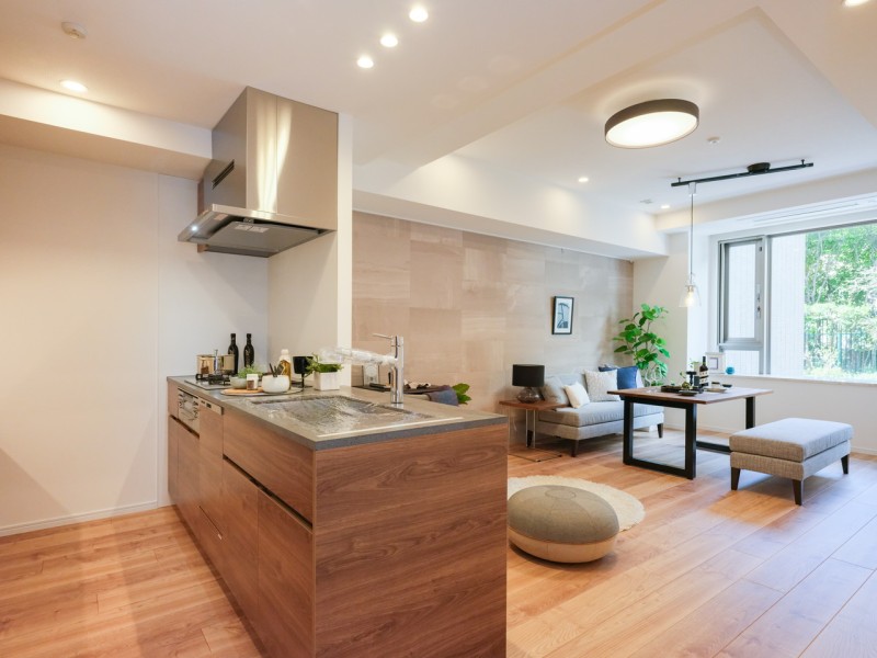 上質なお部屋に溶け込む、木目調デザインの田中工藝製オープンキッチンです。住まいと暮らしにフィットするデザイン性と機能性を兼ね備えています。