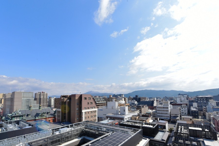 10階部分で東を向いたバルコニーからは東山連峰を望む眺望があります。京都の夏の風物詩であり京都市登録無形民俗文化財である、五山の送り火の大文字を自宅から鑑賞することができます