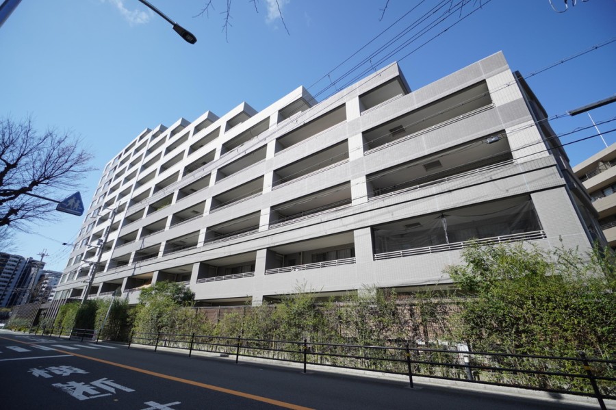 北大阪急行線桃山台駅徒歩6分です。総戸数68戸のマンションで、ペット飼育可能です。周辺にはスーパーやコンビニ、公園などが揃っており落ち着いた住環境で子育てファミリーさんにもおすすめの環境です。