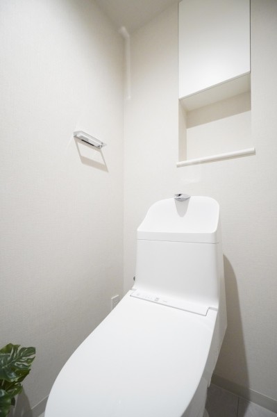 TOTO製ウォシュレット一体型のトイレ新規交換済みです。お掃除ラクラクな機能を多数搭載していますので、いつも清潔な空間を保てます。吊戸棚もあり、収納にも便利です。