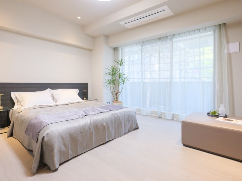 約9.8帖の洋室1です。ウォークインクローゼット付きで居室部分を広々とお使いいただけるので、主寝室にぴったりです。