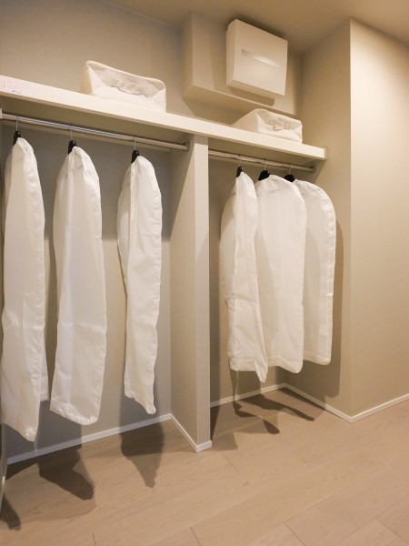 洋室1の収納は、ハンガーパイプに枕棚、しっかりとした奥行きがあるウォークインクローゼットです。お手持ちの衣服などをたっぷり収納できそうです。