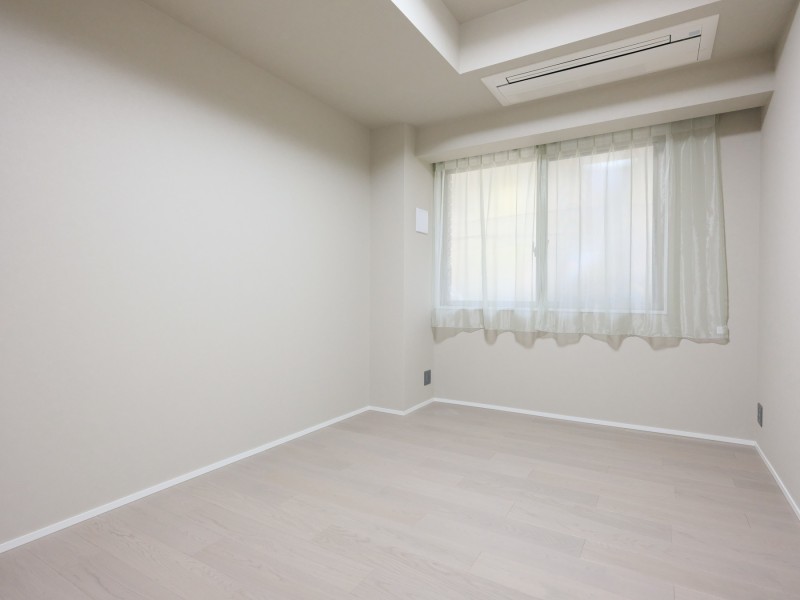 約6.1帖の洋室2にも明るい自然光が注がれます。のびやかな空間の中で、ほっと一息つけるやすらぎの時間が流れます。