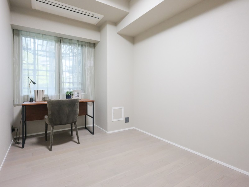 約5.3帖の洋室3です。デスクを置いてスタディスペースとしてもお使いいただけます。快適なプライベート時間をお過ごしいただけるお部屋です。