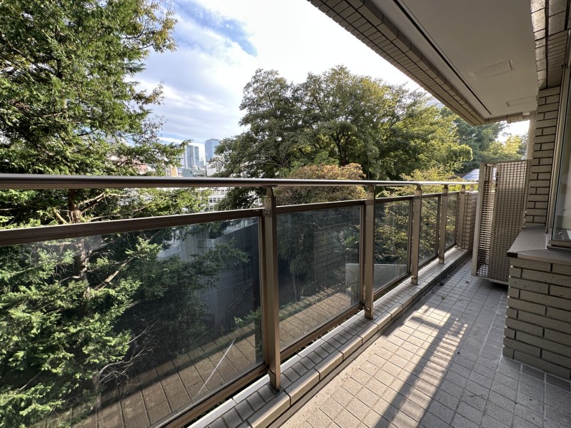 心地よい陽光を取り込み、空間をゆるやかに紡ぐバルコニーです。都心にいながらも緑を感じることができ、凛とした空気が流れ込みます。