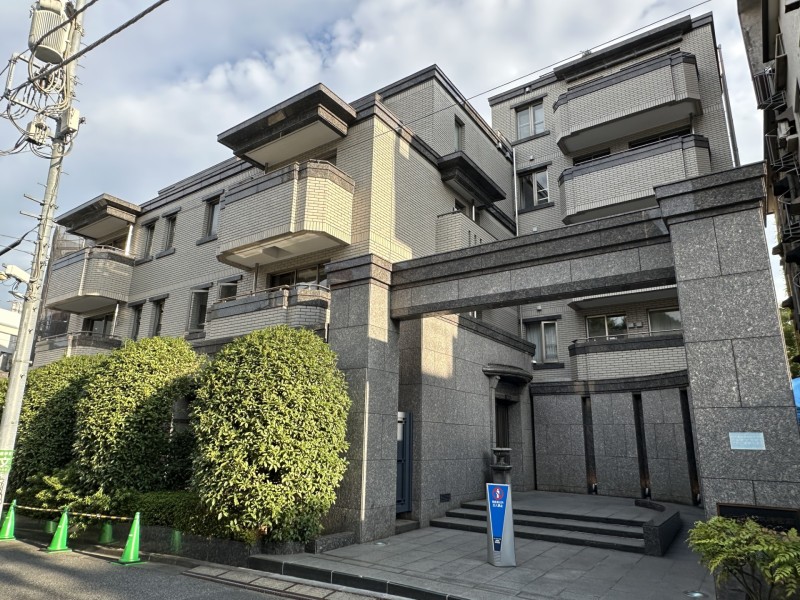 表参道・代々木公園が生活圏!由緒ある土地に佇む邸宅、神宮前6丁目アドレスのマンションです。都心の利便性を享受した住環境です。