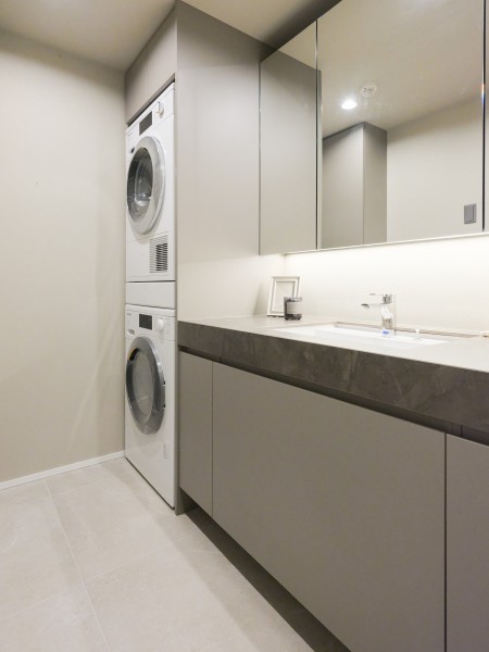 落ち着いた雰囲気の洗面化粧台はキッチンと同じく田中工藝製のオリジナルです。お部屋に美しく溶け込むデザインです。