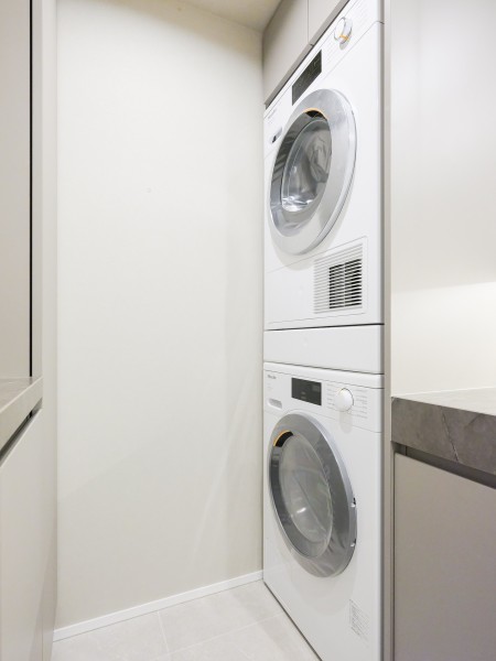 ◆ビルトイン洗濯機◆空間にフィットするビルトイン洗濯機・乾燥機を設置しました。正面にはリネン庫もあるので、動線の良いスペースをつくりあげました。