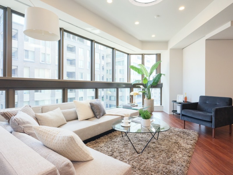 約21.1帖の広さを誇るLDKは、大きな窓からめいっぱいの光を享受する開放感あふれる空間です。