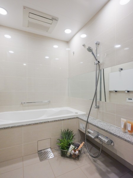 1日の疲れをしっかりと癒してくれるバスルーム。ワイドミラーでより広さを感じられる空間で、心地よいリラクゼーションタイムをお楽しみいただけます。