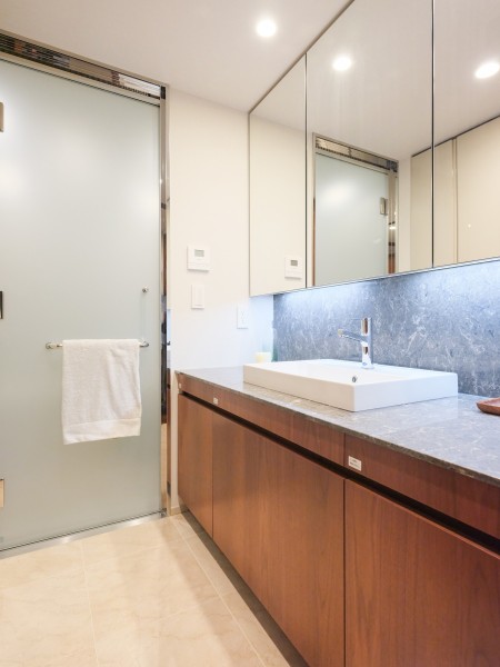 朝の身支度を整える時間も、入浴後の時間をも快適に彩るゆったりとした洗面室には三面鏡付きの洗面化粧台を採用しています。カウンタースペースにもゆとりがあるため、ドレッサーとしてお使いいただけます。