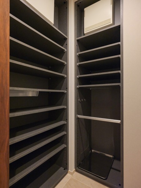 玄関横には収納量がたっぷりと確保されたシューズインクローゼットがございます。シューズはもちろん、傘などの雨具類、外出時にさっと取り出したいアイテムなどを纏めて収納いただくことが可能です。