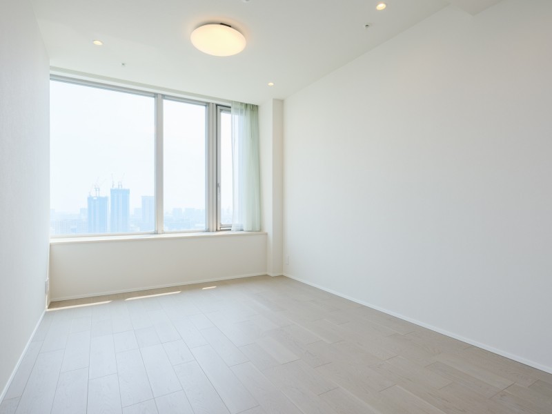 約10.1帖の広さがある洋室1は主寝室とお使いいただけます。窓から差し込む陽光で気持ちよく朝を迎えることができます。また、大きなサイズのベッドを配置してもお部屋を広くお使いいただけます。