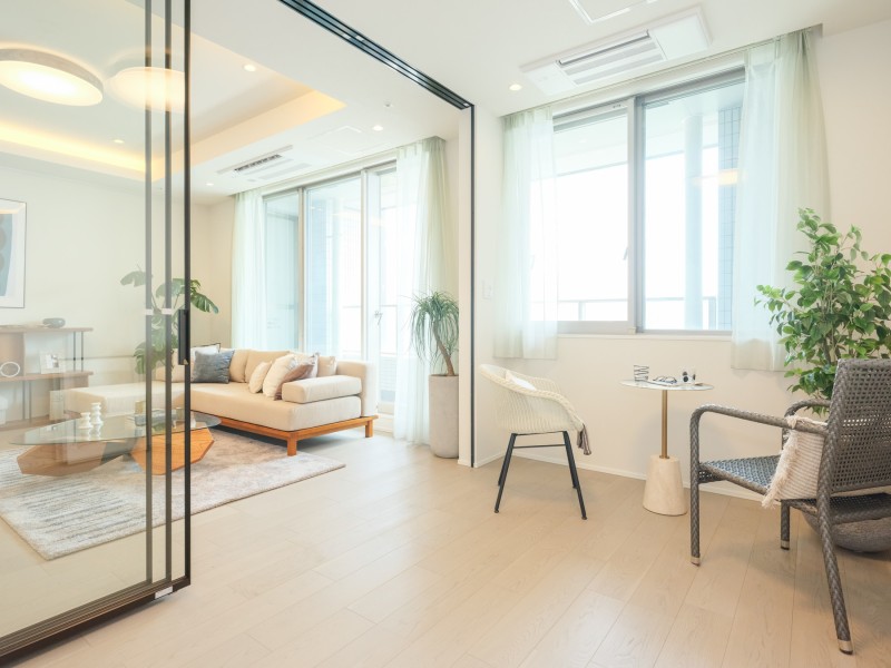 リビングに面した洋室2は子供部屋としてお使いいただけます。お子様が遊んだりお勉強している姿をリビングから眺めることができます。ガラス扉となっているため、スタイリッシュな空間となっております。