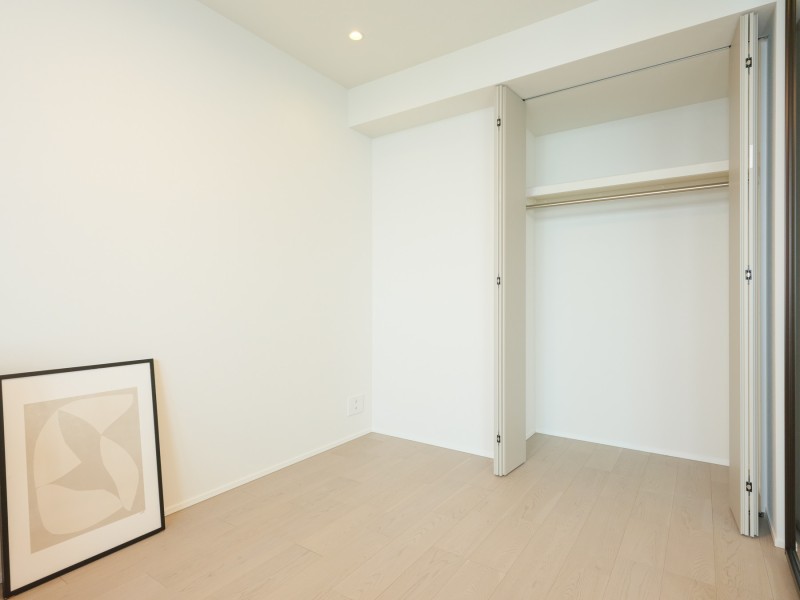 各居室にクローゼットを造作いたしました。お洋服や趣味のグッズなど収納できるようになっております。お部屋の色味と合わせているため、統一感を感じられます。