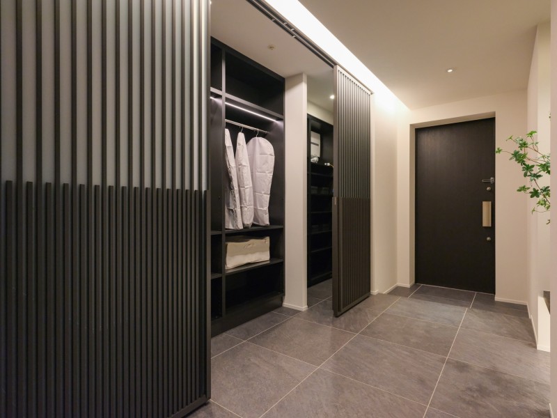 玄関側にあるクローゼットとシューズインクローゼットは扉を閉めて外から見えないようにすることが可能です。ディスプレイを楽しみたいときは開放して、来客時は閉めることができ、お好きな様にお使いいただけます。