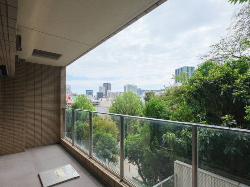 青々とした空と緑を感じることができるバルコニーは広さがあり、ご家族と景色を眺めながらコミュニケーションをとることができます。暮らしに大切な光と風を紡ぐリフレッシュスペースです。