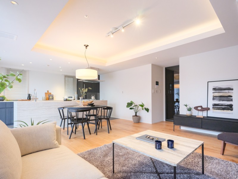 リビングは折り上げ天井の設計を施しました。解放感を感じることができ、柔らかい光がお部屋を明るく照らし出します。シンプルな内装にしたため、お好きな家具を配置しやすいようになっております。