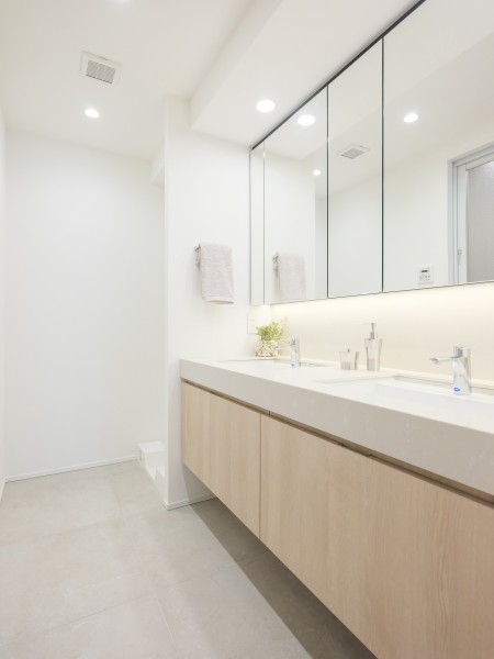 ダブルボウルの洗面化粧台は広々とお使いいただけ、ホテルライクな気分になります。ご家族と準備時間が重なっても、ご自身のペースで準備をすることができます。三面鏡裏と足元に収納棚があるため、収納に困りません。