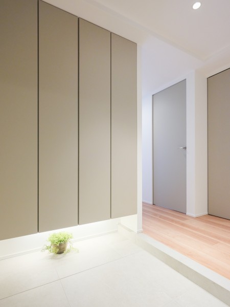 玄関には、高さのあるシューズボックスを設置いたしました。お好きなシューズや雨具など収納することが可能です。この先にどんなお部屋が広がっているのか思わずワクワクしてしまう、ラグジュアリーな玄関です。