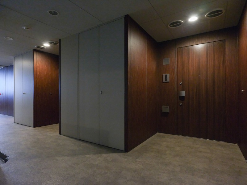 ブラウンとブラックで統一された共用部は格調高い空間となっております。各階にゴミステーションやコンシェルジュサービスなどがあり、生活を豊かに彩ってくれます。9路線4駅利用可能なため、お仕事やお出かけに便利な物件です。