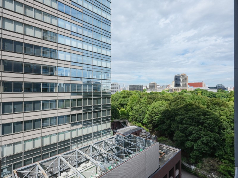 青々とした空と緑を感じることができる眺望は、都会の喧騒を忘れさせてくれます。後楽園の風景をバルコニーから眺めることが可能です。ティータイムや晩酌タイム時にバルコニーに出て、自然を感じることができます。