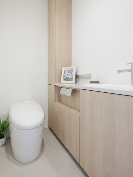 高級感あふれるレストルームにはタンクレストイレと手洗い場、収納場所を造作いたしました。手洗い場カウンターにはフォトフレームや小さい置物などインテリアを飾ることができます。