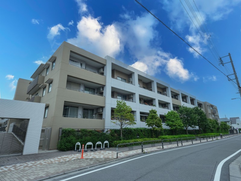 重厚感のある外観が特徴のマンションが上質な暮らしを予感させます。総戸数94戸、三菱地所旧分譲<パークハウス>シリーズです。