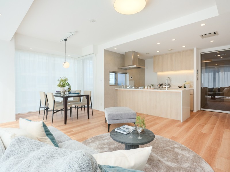 お部屋を優しく包み込むようなホワイトカラーのクロスと木目調が美しいフロアー材を使用し、気品あふれる空間となっております。オープンキッチンのため、お料理中のご家族と楽しく会話することができます。