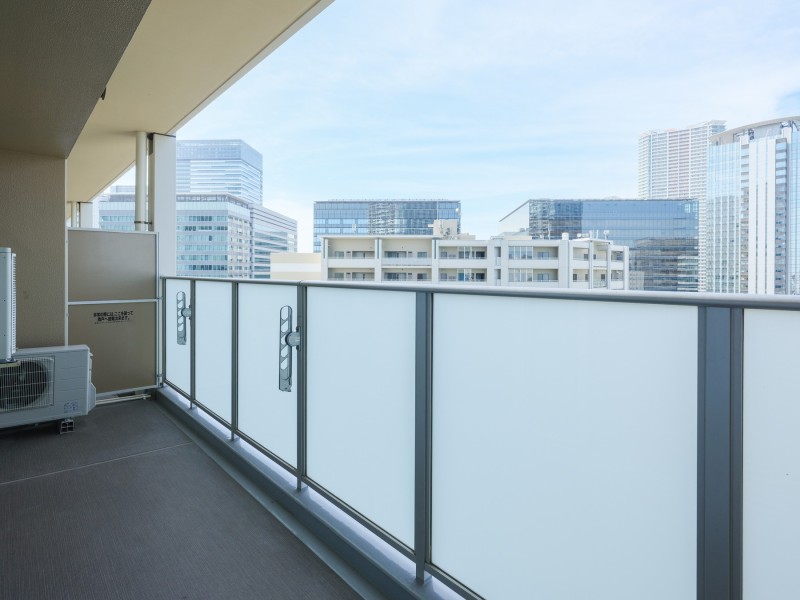 約12.60m²の広々としたバルコニーには、物干し金具があり洗濯物を干すことが可能です。低い位置に設置されているため、外から見える不安はございません。豊洲の風景を眺めながらお洗濯を楽しむことができます。