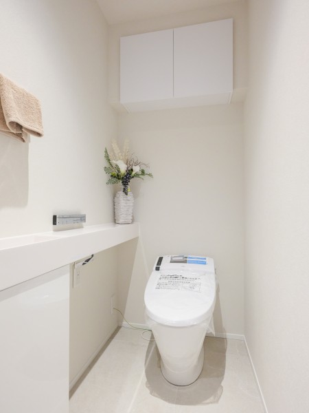 ホワイトカラーで統一されたレストルームは清潔感が溢れ、柔らかい雰囲気の空間となっております。タンクレストイレのためタンクのお掃除が不要です。居室と調和したレストルームとなっております。