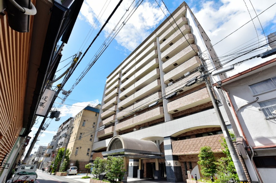 地下鉄烏丸線・東西線カ烏丸御池駅から5分の立地です。阪急烏丸駅へも徒歩9分でアクセスできる便利な立地です。周辺にはお買物施設や京都の歴史や文化を堪能できる場所が点在しており、休日の散策なども楽しめます。