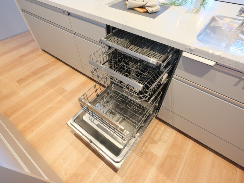 ◆食器洗浄機◆家事の時間を短縮できる優れもの。さらに節水・節約を同時に行うことができるので、人気があり重宝します。