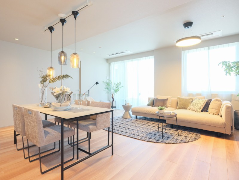 リビングダイニングには床暖房と空間を広々と見せるビルトインエアコンも新規設置したので、どんな季節でも快適にお過ごしいただけます。『日常』という大切な時間を豊かに、安らぎを与えてくれるお部屋です。