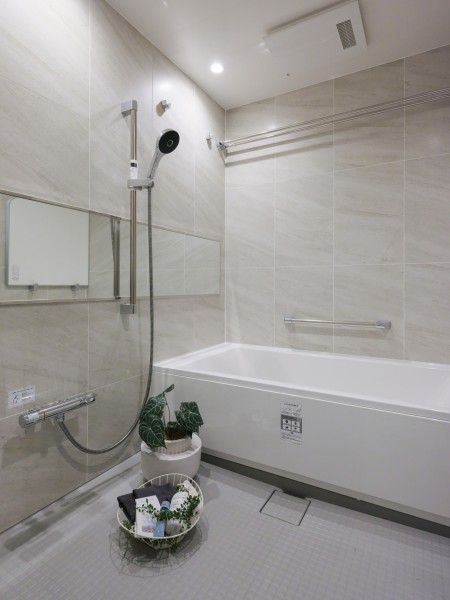 浴槽・洗い場共にゆとりのある1620タイプのバスルームです。くつろぎのリラクゼーションタイムを心行くまでお楽しみいただけます。