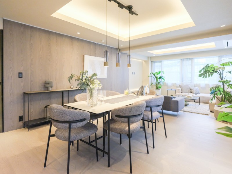 リビングダイニングの壁面にはウッドパネルを採用しました。備え付けのピクチャーレールにはアートを飾って、お好みの空間づくりをお楽しみいただけます。