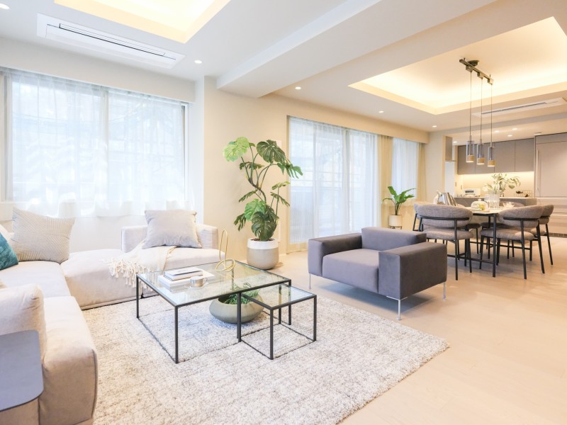 約28.0帖の広々としたリビングダイニングキッチンです。二面採光でたっぷりの光が差し込む明るい空間。リュクスな暮らしが叶うリビングはナチュラルな木の温もりを味わえるお部屋です。