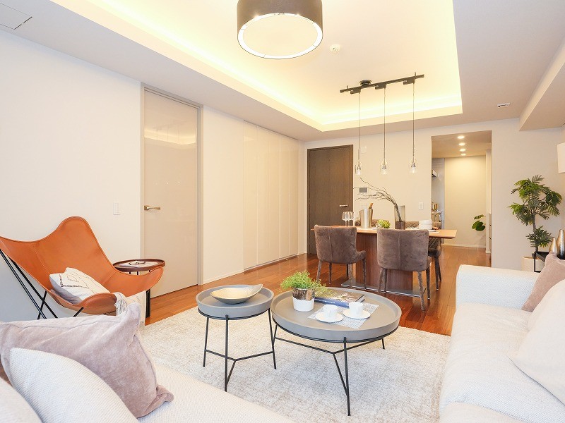 約16.8帖のリビングダイニングです。床暖房や天カセエアコンにより、1年中快適にのびやかにお過ごしいただける住まいです。