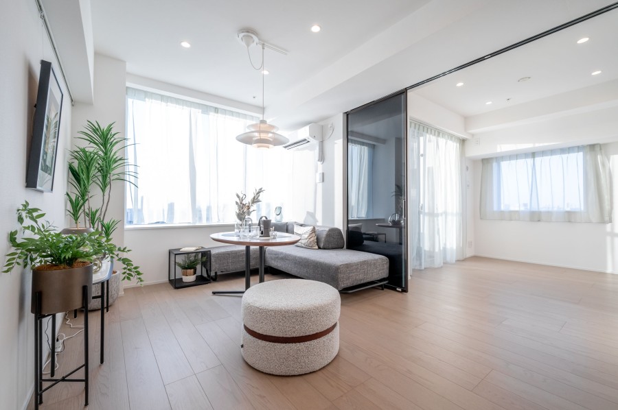 約11.5帖の広さのLDKは、フロアー材を個性的な木目がはっきりしたものを使用し、木の温もりを感じることができます。窓にはカウンターがあり、小物や観葉植物を飾ることができるようになっております。