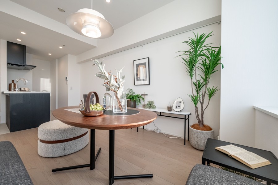 LDには床暖房を設置いたしました。寒い季節もご家族やお友達と快適にお過ごしいただけるようになっております。インテリアを設置しやすいようにカラー数が少ないため、お好きなお部屋作りがしやすいようになっております。