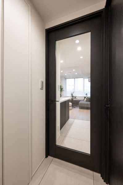 LDKに続く建具はブラックカラーで空間を引き締めております。ペイントしたようなカラーでありながら、木目の風合いも楽しめるようになっております。スタイリッシュな空間となっております。