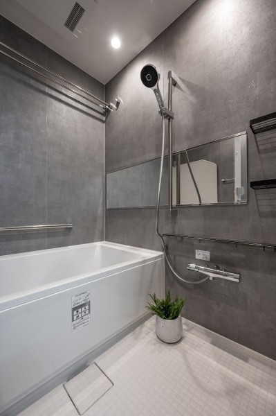 シックなカラーで整えられたバスルームは、高級感がありホテルライクな空間となっております。一日の疲れを癒すことができ、プライベートタイムへの切り替えをすることができます。