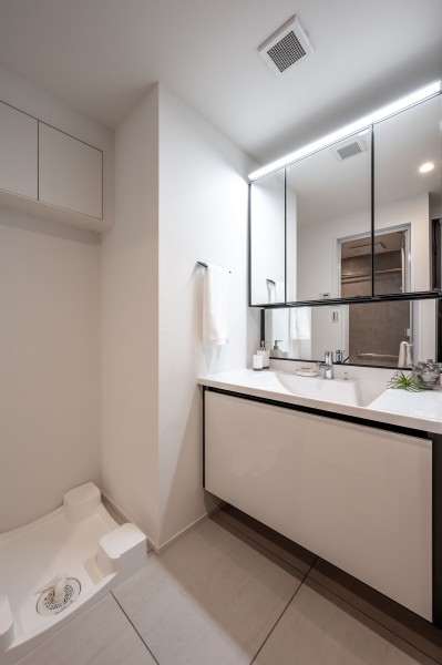 モノトーンで整えられた洗面化粧台は、シンプルでオシャレな空間となっております。三面鏡裏と足元に収納棚を活用することで生活感を隠すことができます。