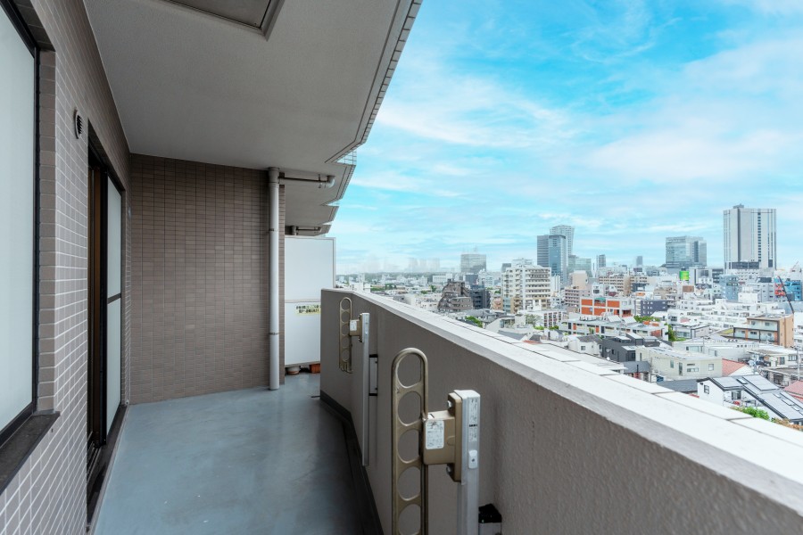 ゆったりとしたバルコニーがありご家族やお友達と並んで景色を楽しんでも広々とお使いいただけます。物干し金具があり洗濯物を外に干すことができます。金具が下部にあるため外から洗濯物が見える心配はありません。