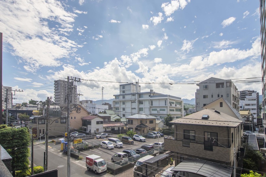 四季折々の空模様と閑静な住宅街ならではの風景をお部屋から楽しむことができます。バルコニーに出て気分転換ができるのでリフレッシュ時間にぴったりの空間です。