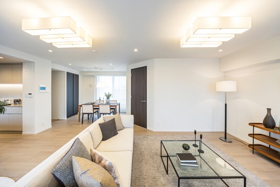 南向きの窓から注ぐ光に満たされる心地よいリビングダイニングです。床暖房が敷設され、寒い季節も快適にお過ごしいただけます。