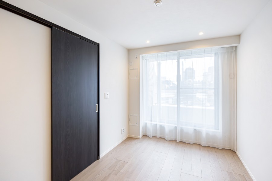 約6.5の洋室1はリビングから一番遠く、プライベート性が高いお部屋です。過ぎゆく時間をゆったりと感じることができ、主寝室におすすめです。