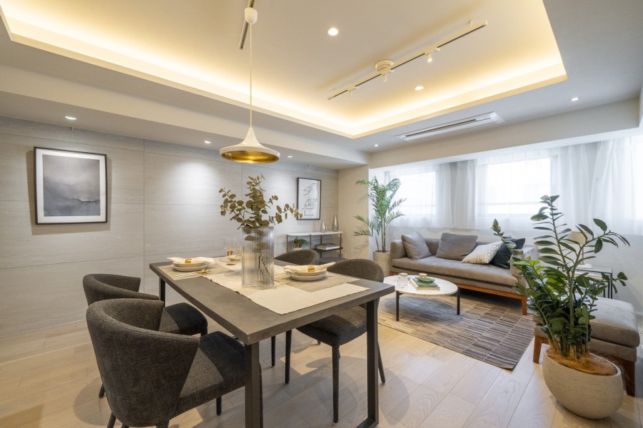 広々とした約18.8帖のLDKは大型家具も配置しやすい、ゆとりのあるお部屋です。備え付けのピクチャーレールにはお写真やアートも飾りやすく、お好みの空間づくりが叶います。