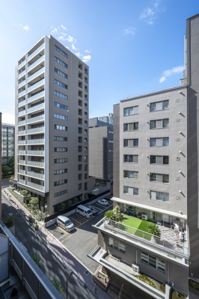 青々とした空と落ち着いた色調のビル群を楽しむことができる眺望です。