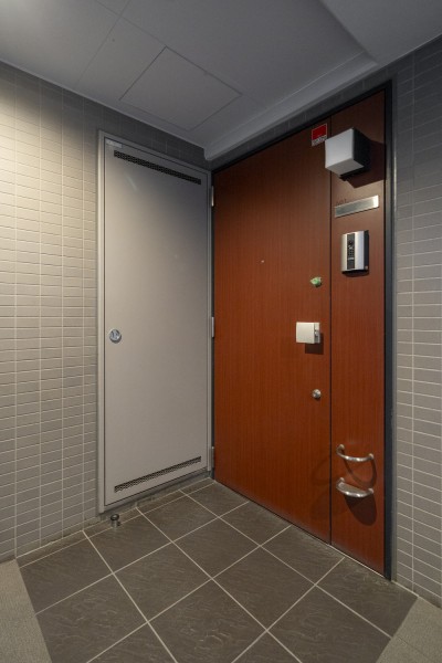 重厚感があるブラウンカラーの玄関です。オートロック・宅配ボックス完備。ペット飼育可(規約有)